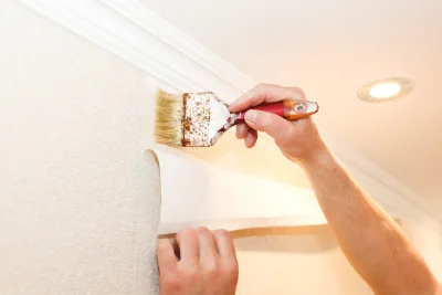 Pose de papier peint à Cléré-les-Pins — revêtements muraux et toiles de verre